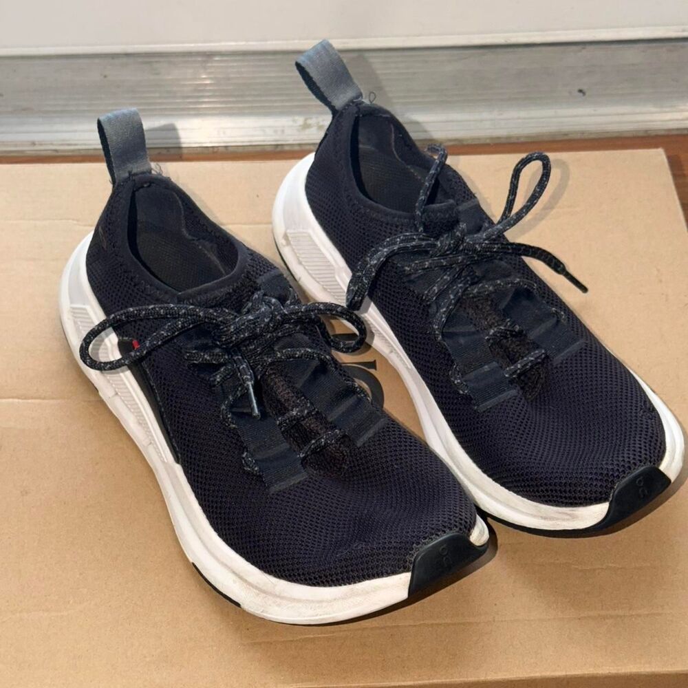 On-running Women's Black and Navy Trainers